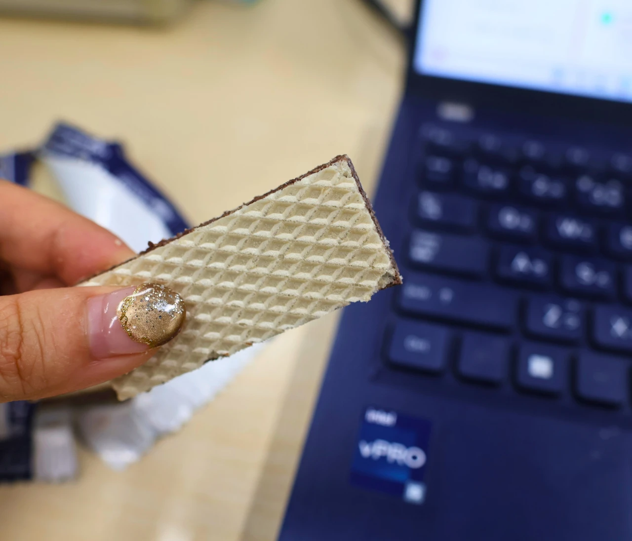 「ココロゆるまる」ロアカーのウエハースがデスクのスタメン #スイーツ部