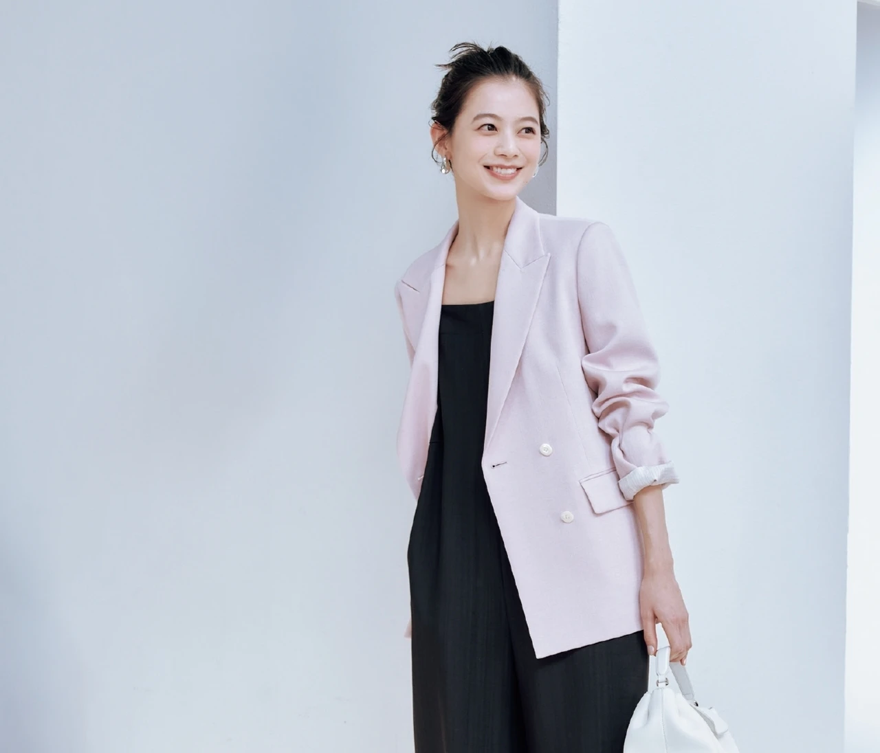 【ジャケット×フラット靴のスタイルアップテク3選】デザインや合わせる服を変えて重心アップ＆細見え！