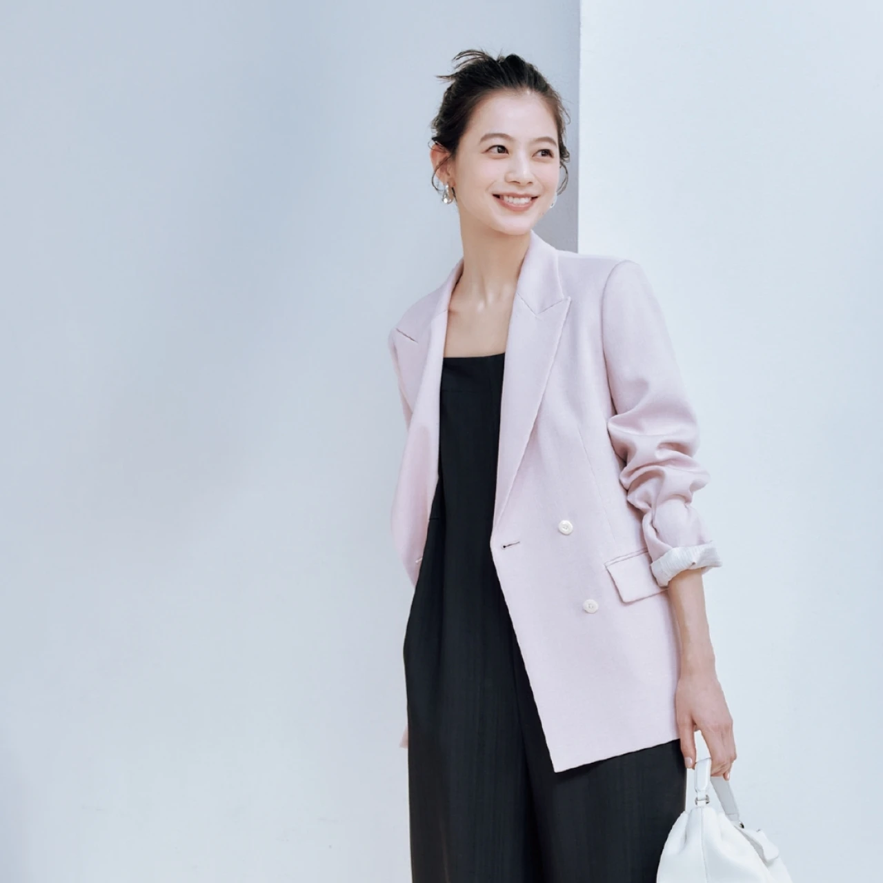 【ジャケット×フラット靴のスタイルアップテク3選】デザインや合わせる服を変えて重心アップ＆細見え！