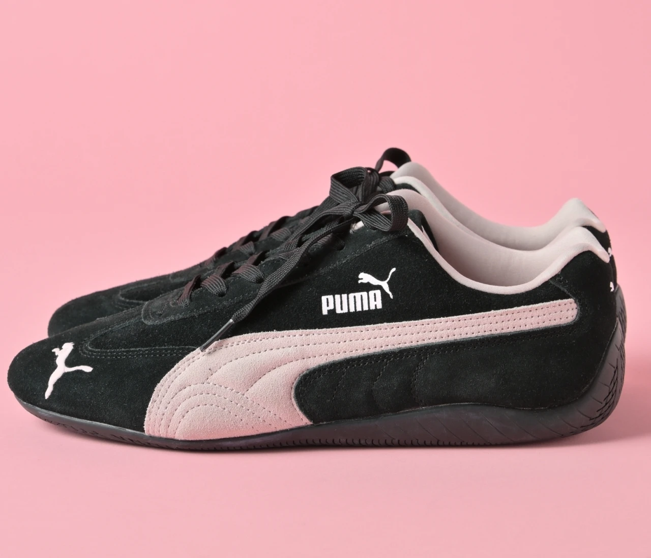 “ロープロ（薄底）スニーカー”の火付け役！ 「PUMA（プーマ）」の「スピードキャット OG」の魅力は？ 【きれいめ服に似合う黒スニーカー】