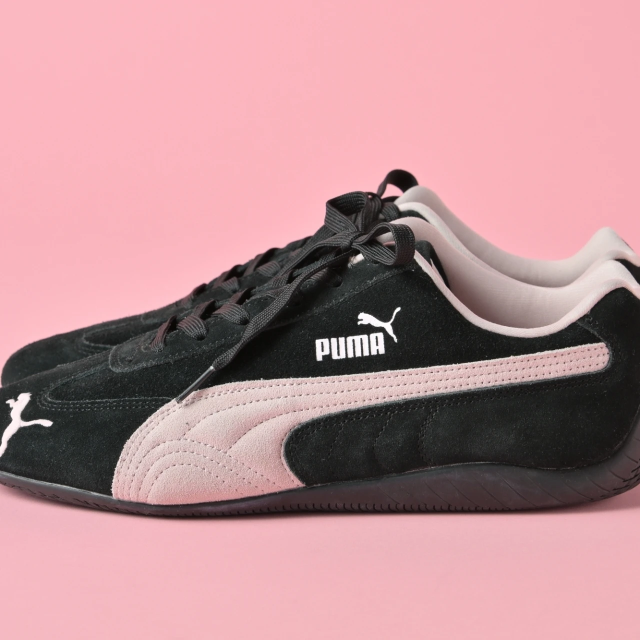“ロープロ（薄底）スニーカー”の火付け役！ 「PUMA（プーマ）」の「スピードキャット OG」の魅力は？ 【きれいめ服に似合う黒スニーカー】