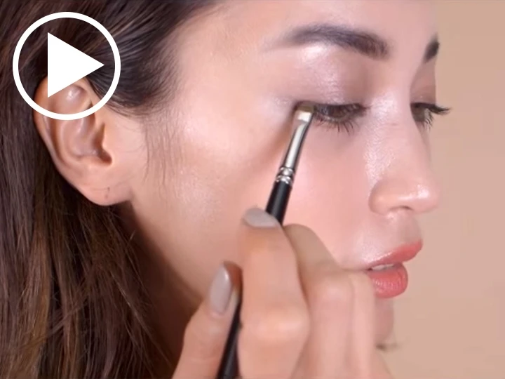 カーキのクリームシャドウでまなざしに憂いを〈4〉