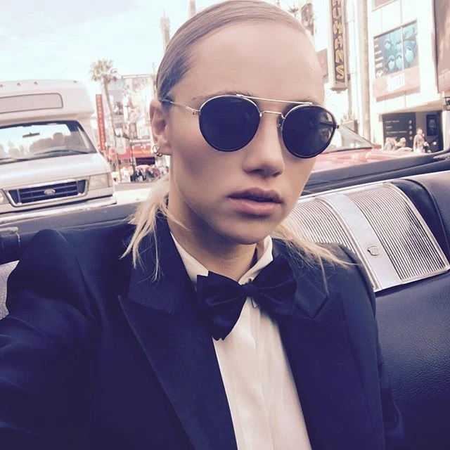 お呼ばれ服に困ったらセレブみたいに「ダンディ!」も選択肢!