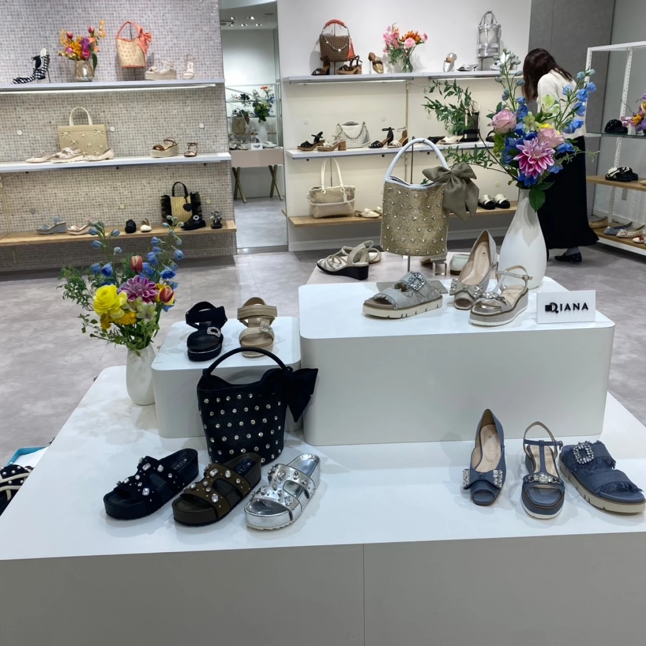 ダイアナ】「国際女性デー」に合わせ、ミモザのブーケをモチーフ