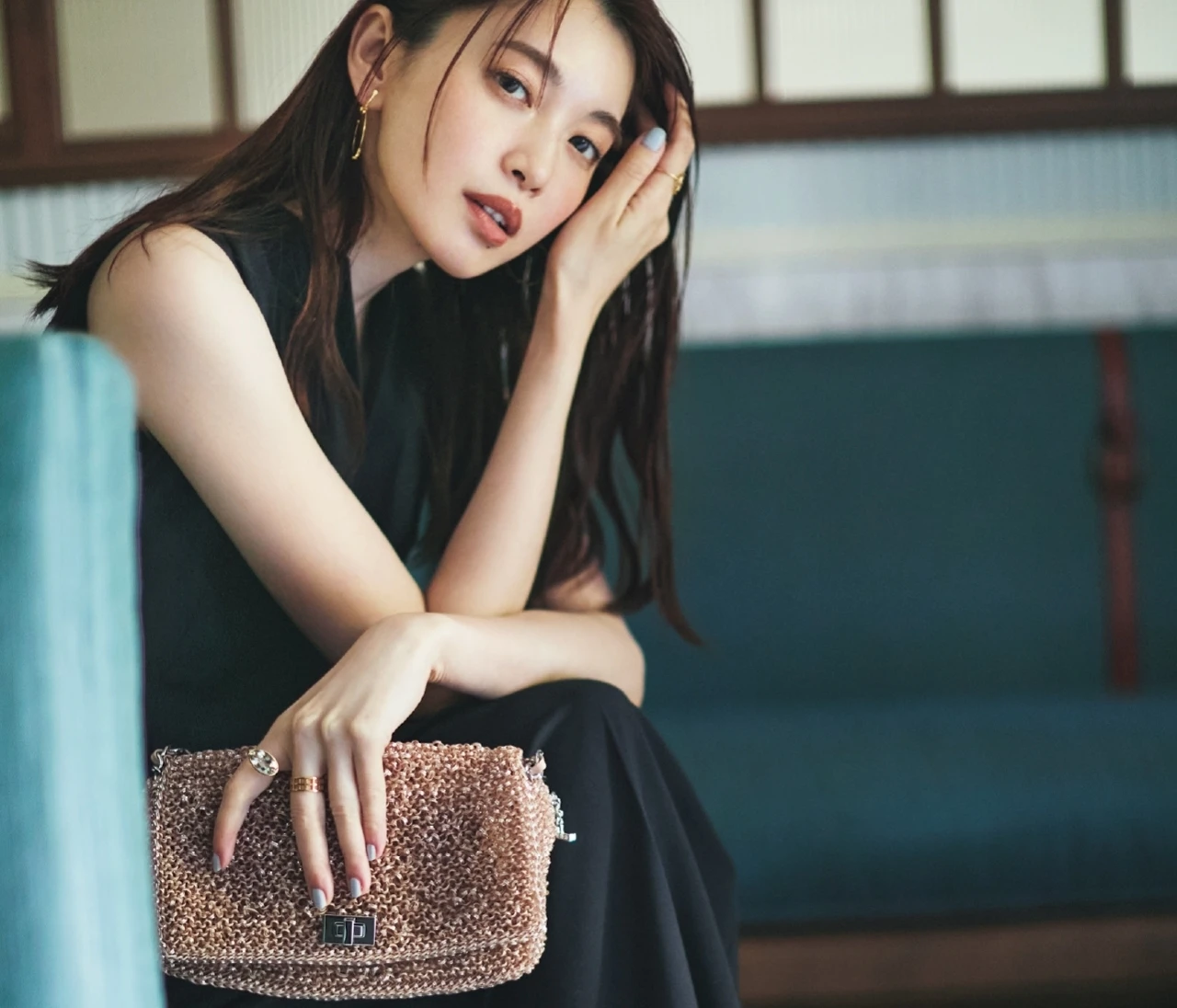 【結婚式のお呼ばれコーデ、30代のリアル】靴は「ダイアナ」、バッグは「アンテプリマ」が席巻中！