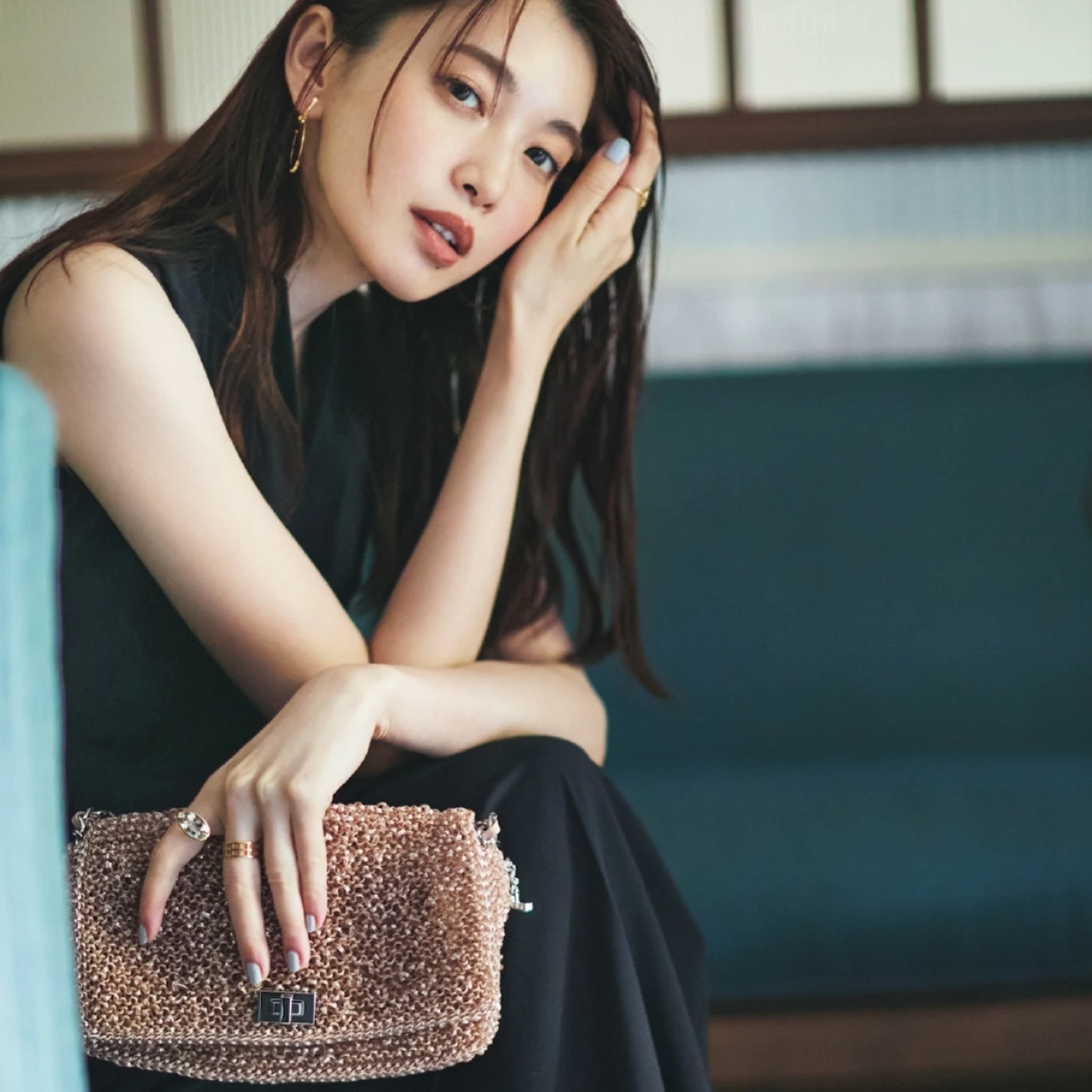 【結婚式のお呼ばれコーデ、30代のリアル】靴は「ダイアナ」、バッグは「アンテプリマ」が席巻中！