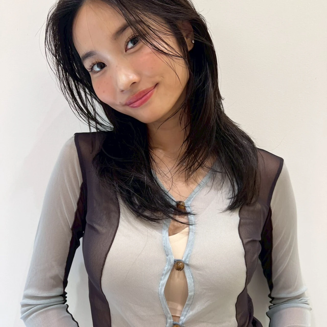 【ロング・30代大人の髪型】パーソナルカラーブルベ・ブルーグレージュ