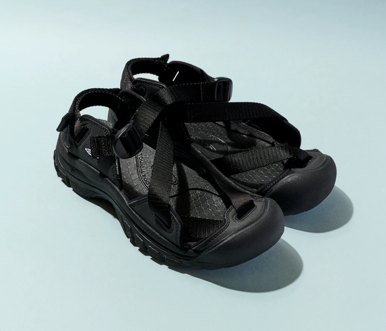 【KEEN】つま先ガードで安心感！ おしゃれ心も満たす黒のスポサン【きれいめ派のスポサン】