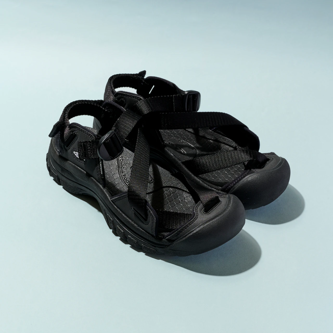 【KEEN】つま先ガードで安心感！ おしゃれ心も満たす黒のスポサン【きれいめ派のスポサン】