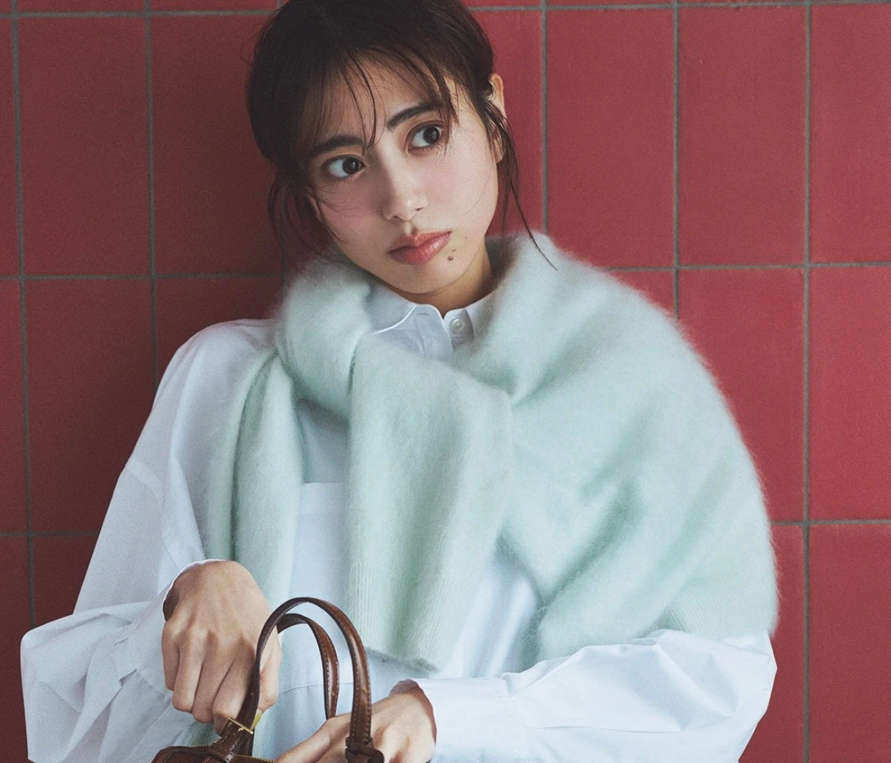 【肩かけカーディガンコーデ】ひと巻きで洒落感も防寒も欲張りに！【BAILA今日のコーデ】