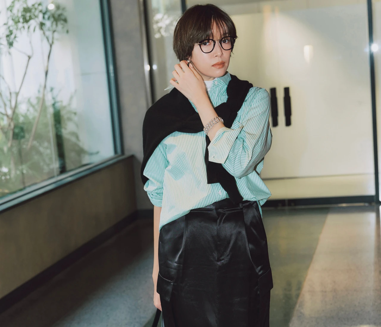 【グリーンシャツコーデ】大人がセンスよく着映える、きれい色シャツに注目【BAILA今日のコーデ】