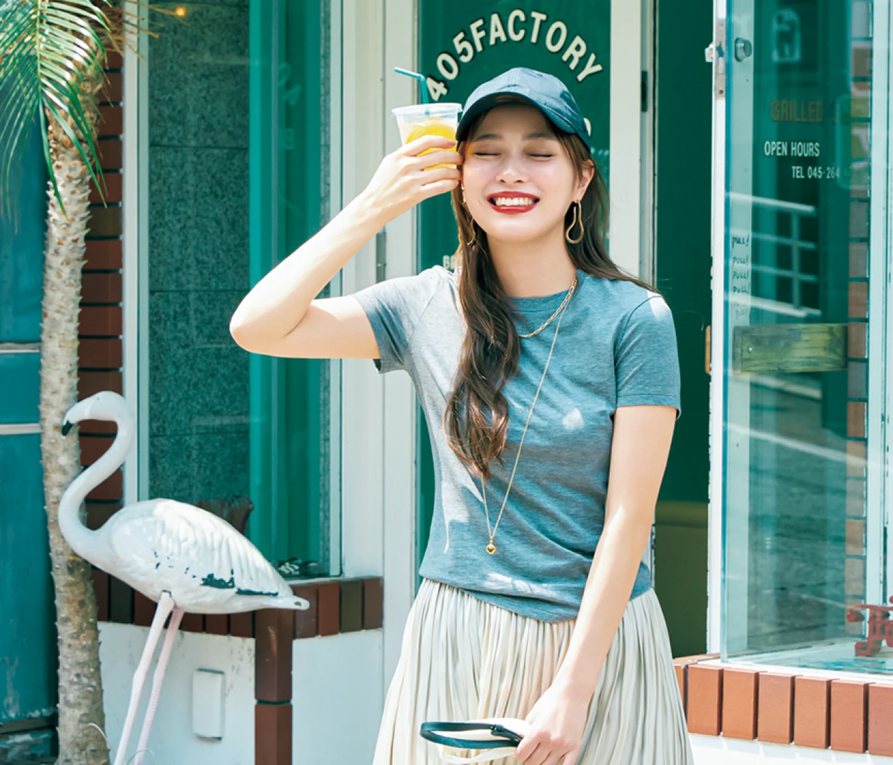 予想最高気温34℃/Tシャツ×光沢スカートで作るゆるフェミニン【BAILA今日のコーデ】