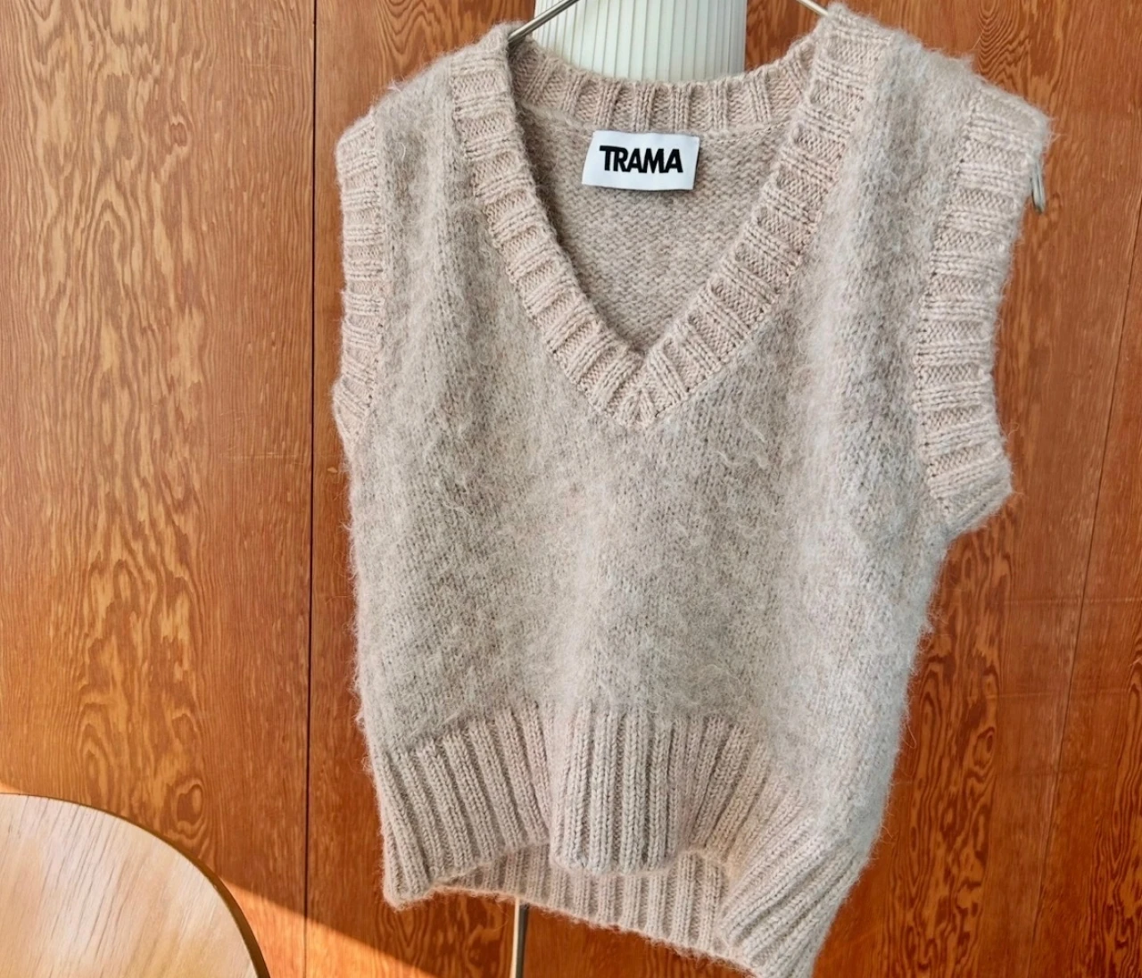 『TRAMA』のニットベストが、オフィスと外の寒暖差を救う