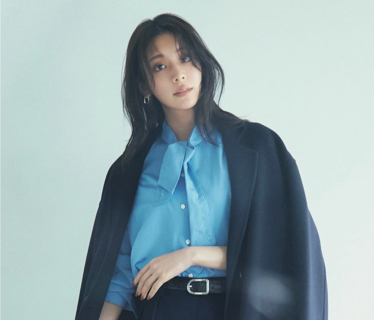 【美脚パンツコーデ】ワイドに頼ってシンプルだけど美脚度ピカイチの絵になる人に【BAILA今日のコーデ】