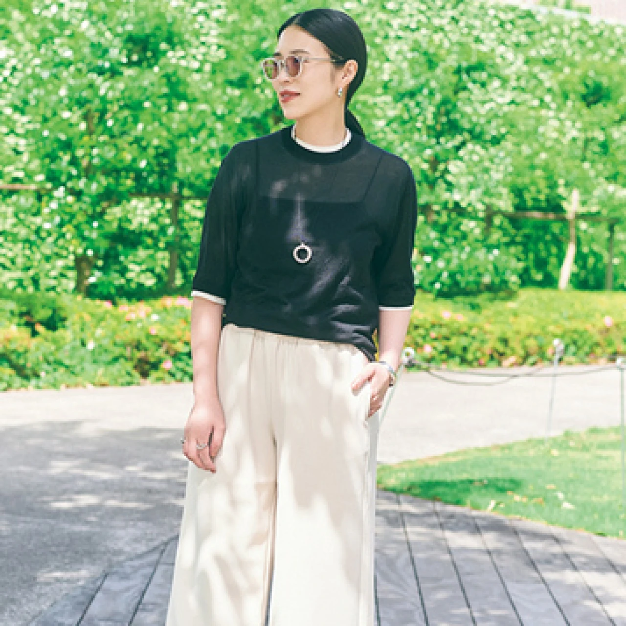 【おしゃれプロのワンツーコーデ術】Tシャツ以外の日はひとくせあるサマ見えトップスに個性を託す