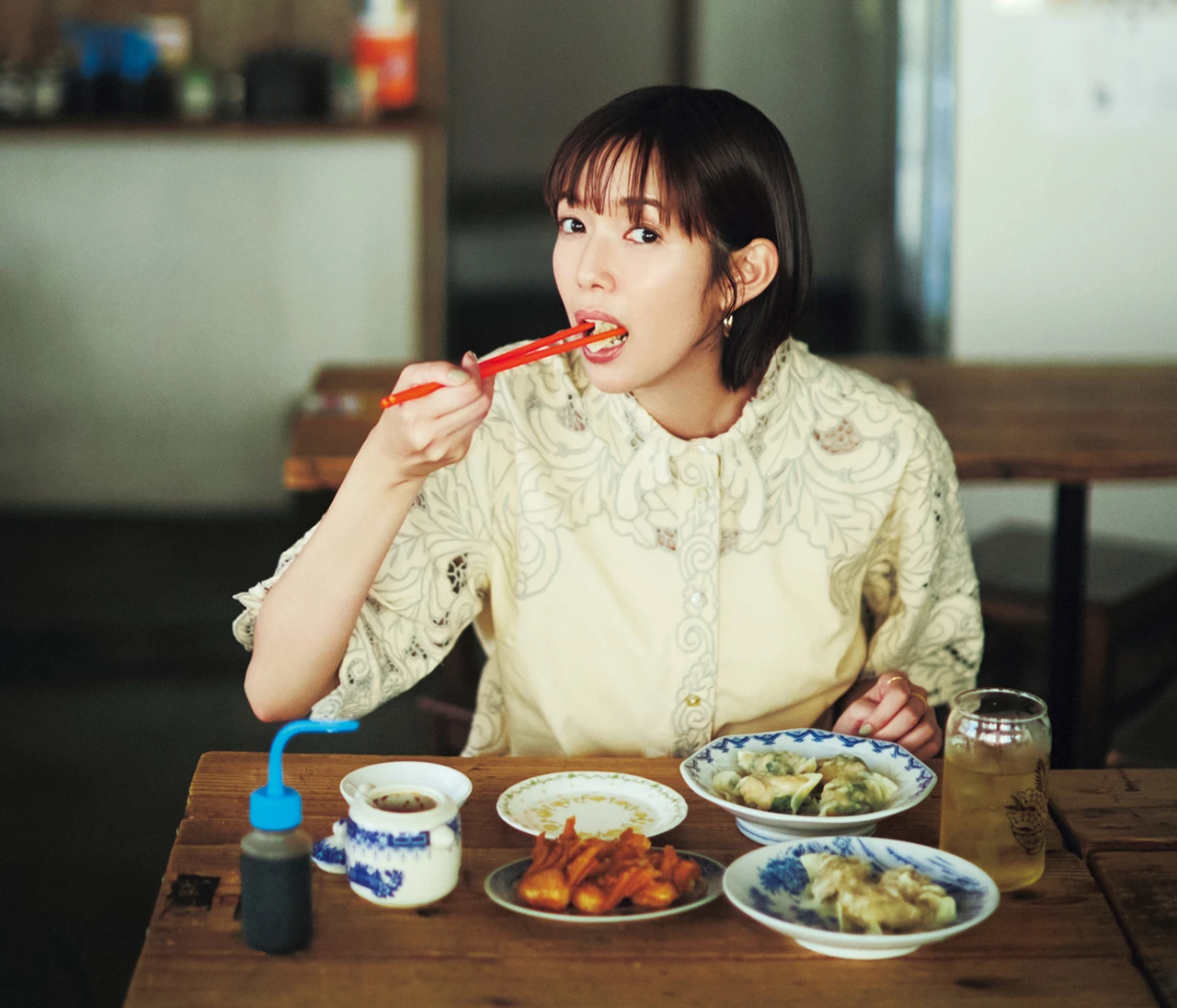 駒込のレトロモダンな台湾料理店「also」で佐藤栞里が台湾ワンタンに舌鼓【もぐもぐしーさんぽ】