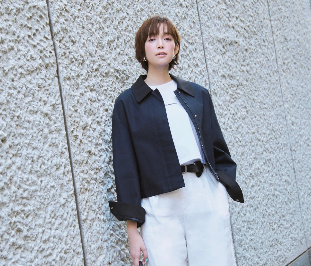 【ピンクパンプスコーデ】足元に効かせたきれい色でシンプル服を一歩先に【BAILA今日のコーデ】