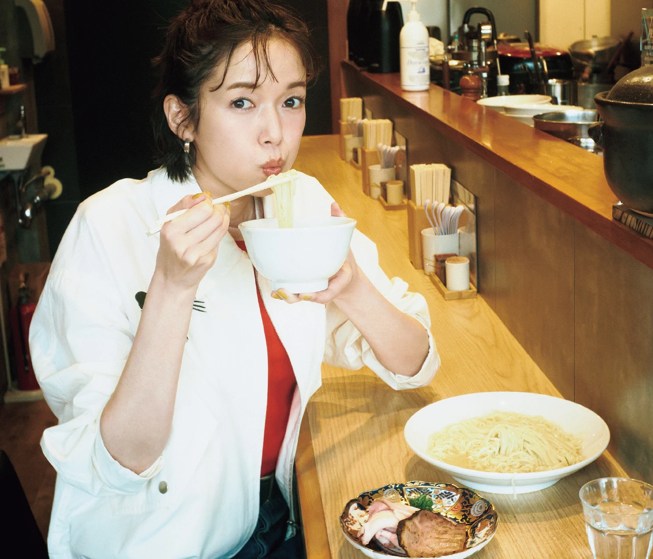 佐藤栞里が話題の塩ラーメンを堪能！ 千歳船橋の人気店「MAIKAGURA（マイカグラ）」へ【もぐもぐしーさんぽ】