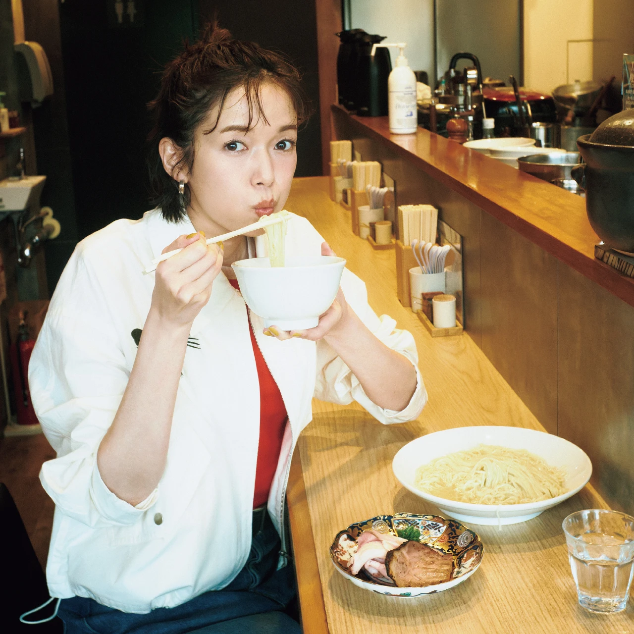 佐藤栞里が話題の塩ラーメンを堪能! 千歳船橋の人気店「MAIKAGURA(マイカグラ)」へ【もぐもぐしーさんぽ】