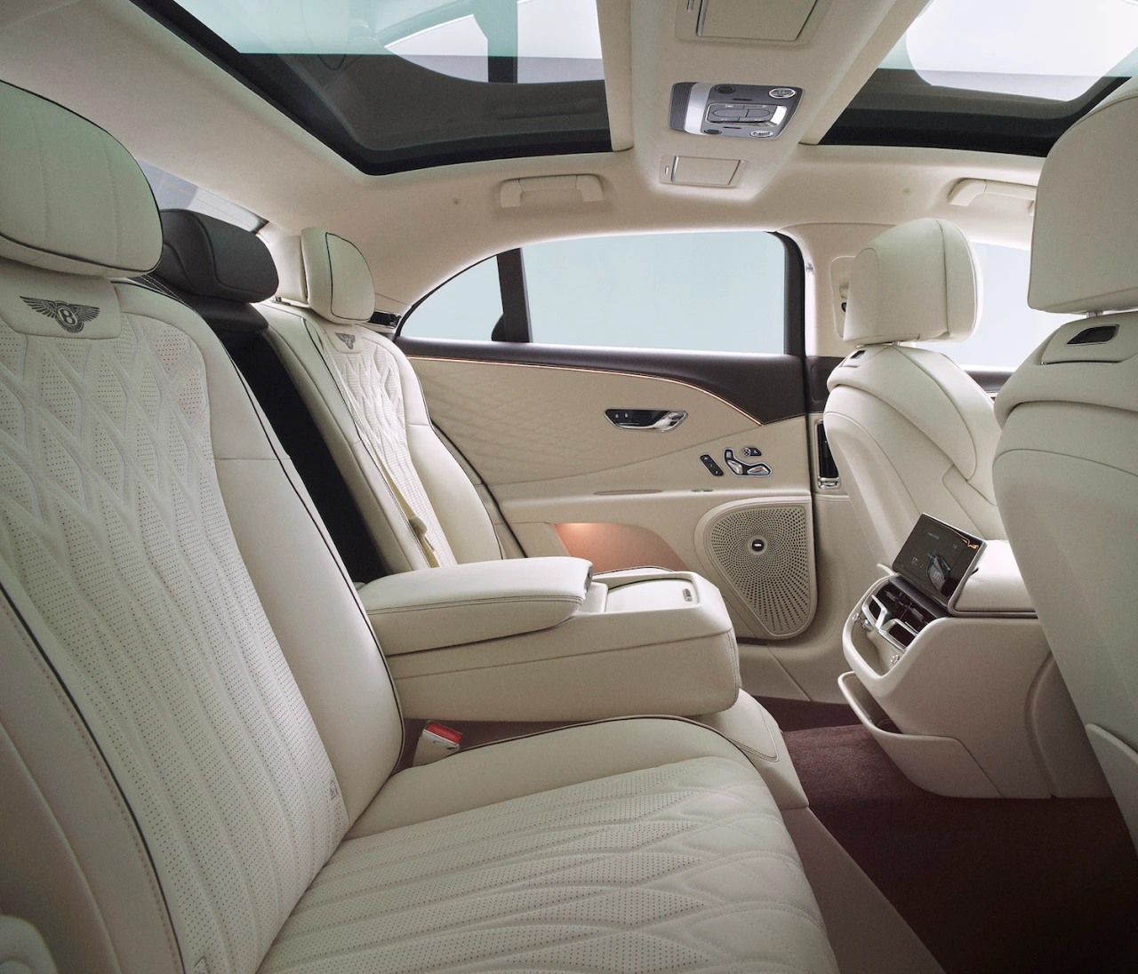 【ベントレー（Bentley）】まるで動くラグジュアリーホテル!? 日本初上陸の超高級車を間近で見るチャンス