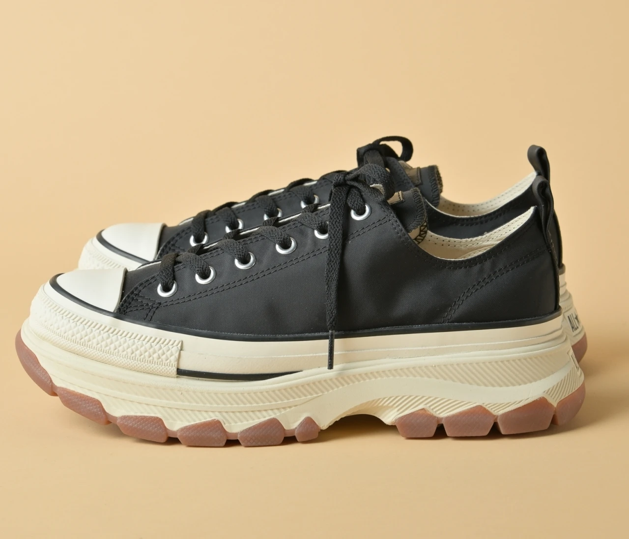 “盛れる”のに歩きやすい「コンバース」の厚底スニーカー【きれいめ服に似合う黒スニーカー】