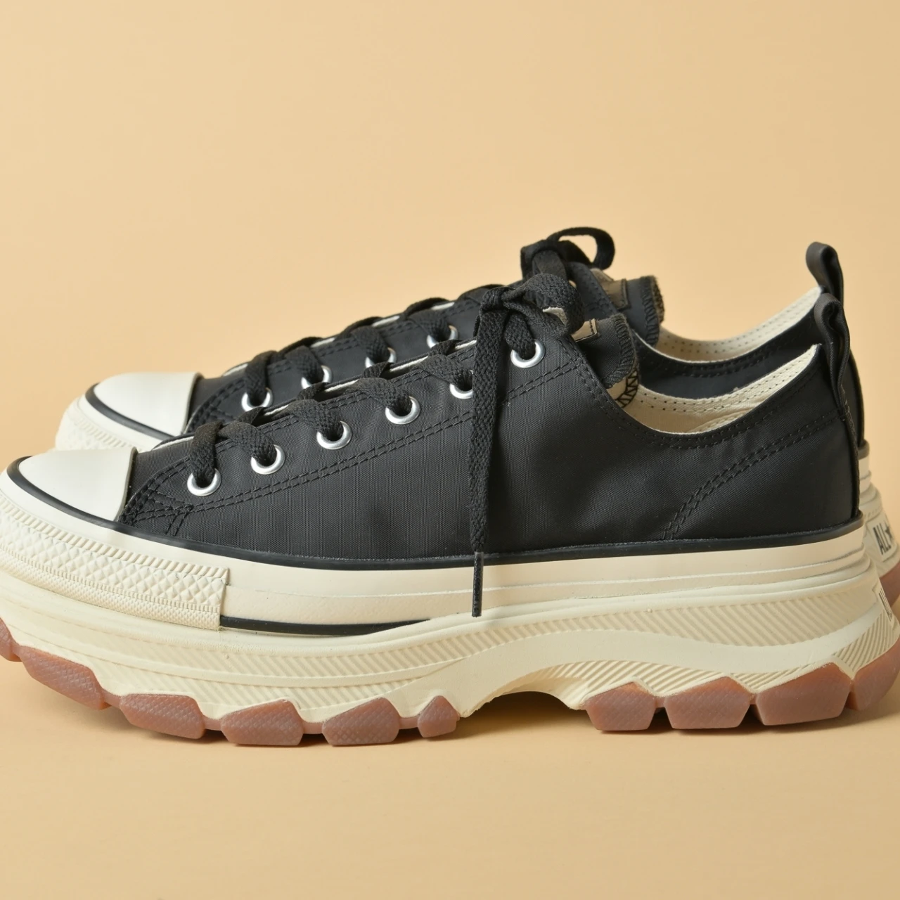 “盛れる”のに歩きやすい「コンバース」の厚底スニーカー【きれいめ服に似合う黒スニーカー】