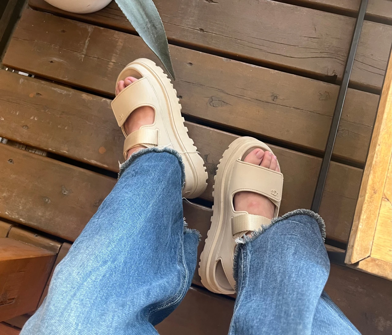 歩きやすくて大活躍のスポサン！【UGG(アグ)】GoldenGlow(ゴールデングロウ)