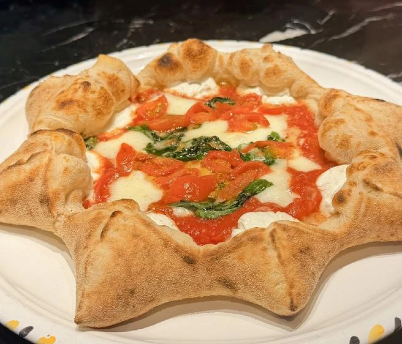 【写真】おしゃれ女性のおすすめピザ店