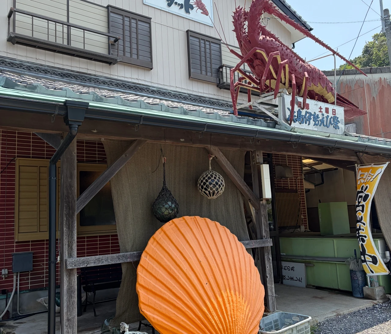 お店の上に巨大伊勢エビ！?伊勢の新鮮な海鮮を楽しむならここ