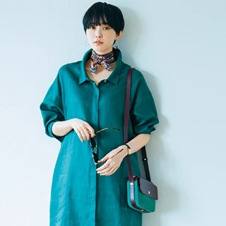 【シャツワンピ×フラット靴】コーデには「太めデニム」で個性をプラスして