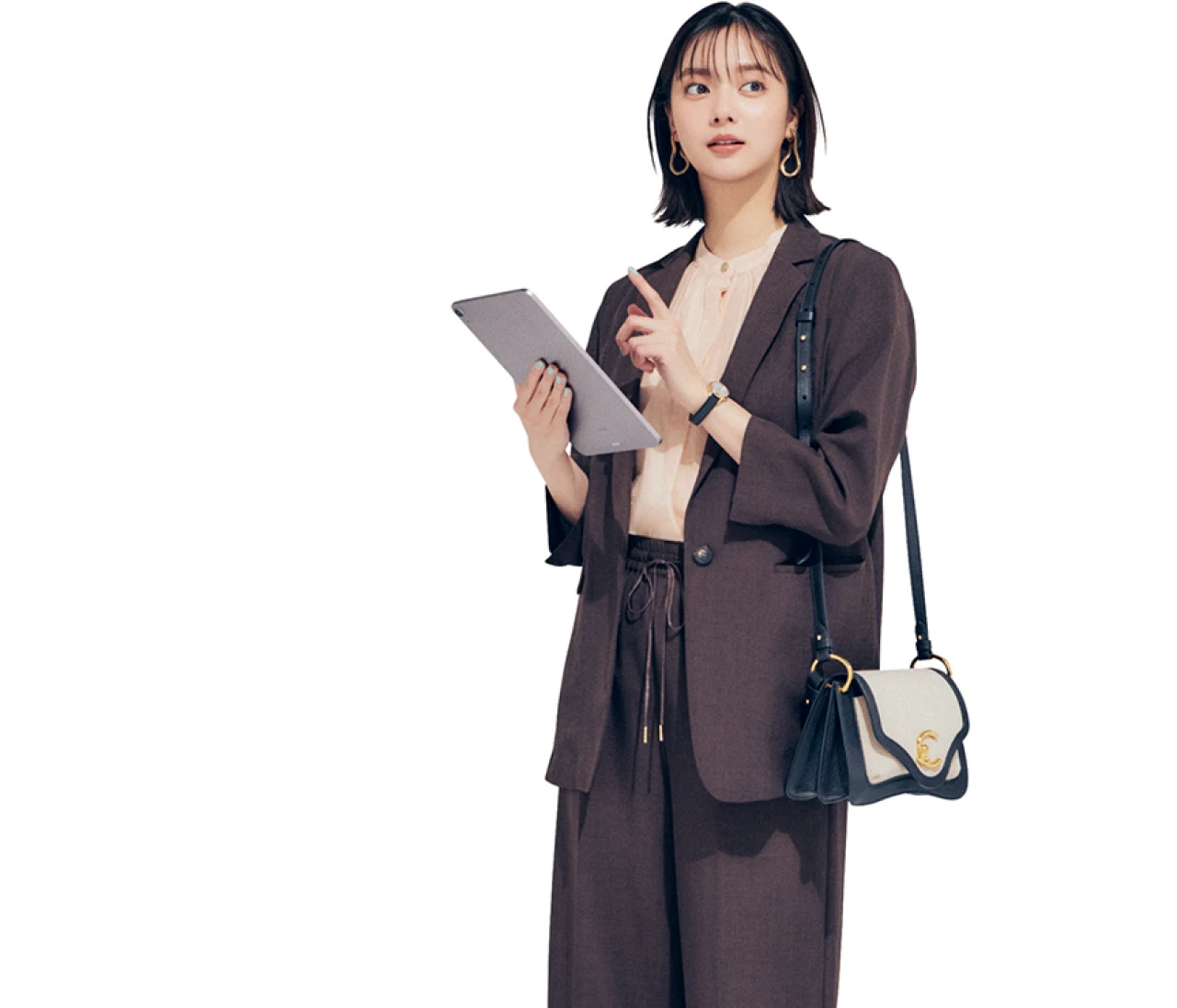 予想最高気温31℃／知的さもトレンド感も！ブラウンセットアップが叶えてくれる【BAILA今日のコーデ】