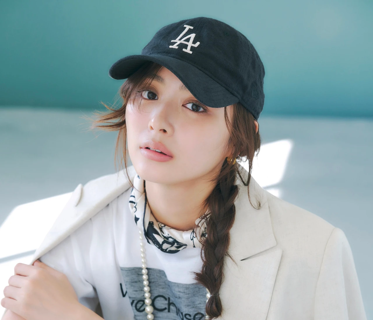 【キャップコーデ】ジャケット×デニムもキャップ合わせでより鮮度高く【BAILA今日のコーデ】