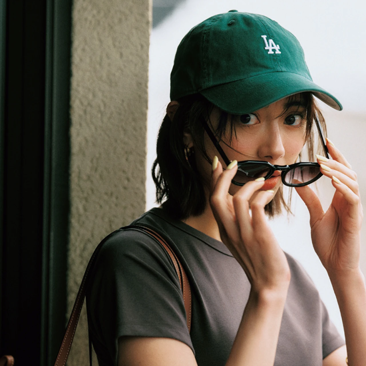 【夏の可愛げ小物3選】モノトーンコーデが地味にならない！ジュエリー・キャップ・スカーフの合わせ方