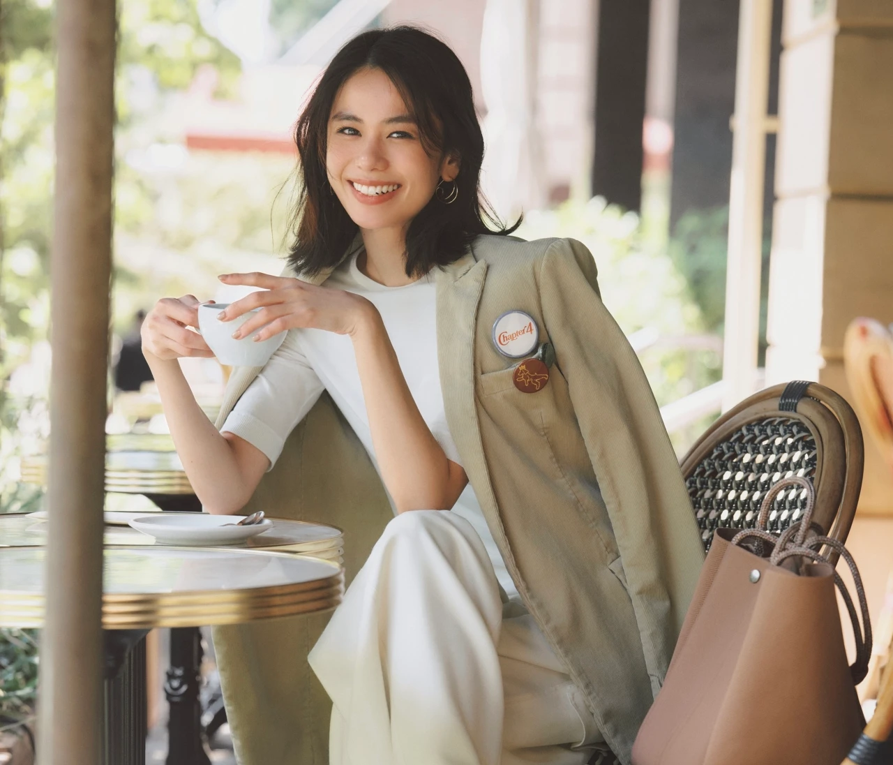 【通勤スニーカーコーデ】ワイドパンツに、すんなりなじみながら洒落感を加速させるミュートなスニーカー【BAILA今日のコーデ】