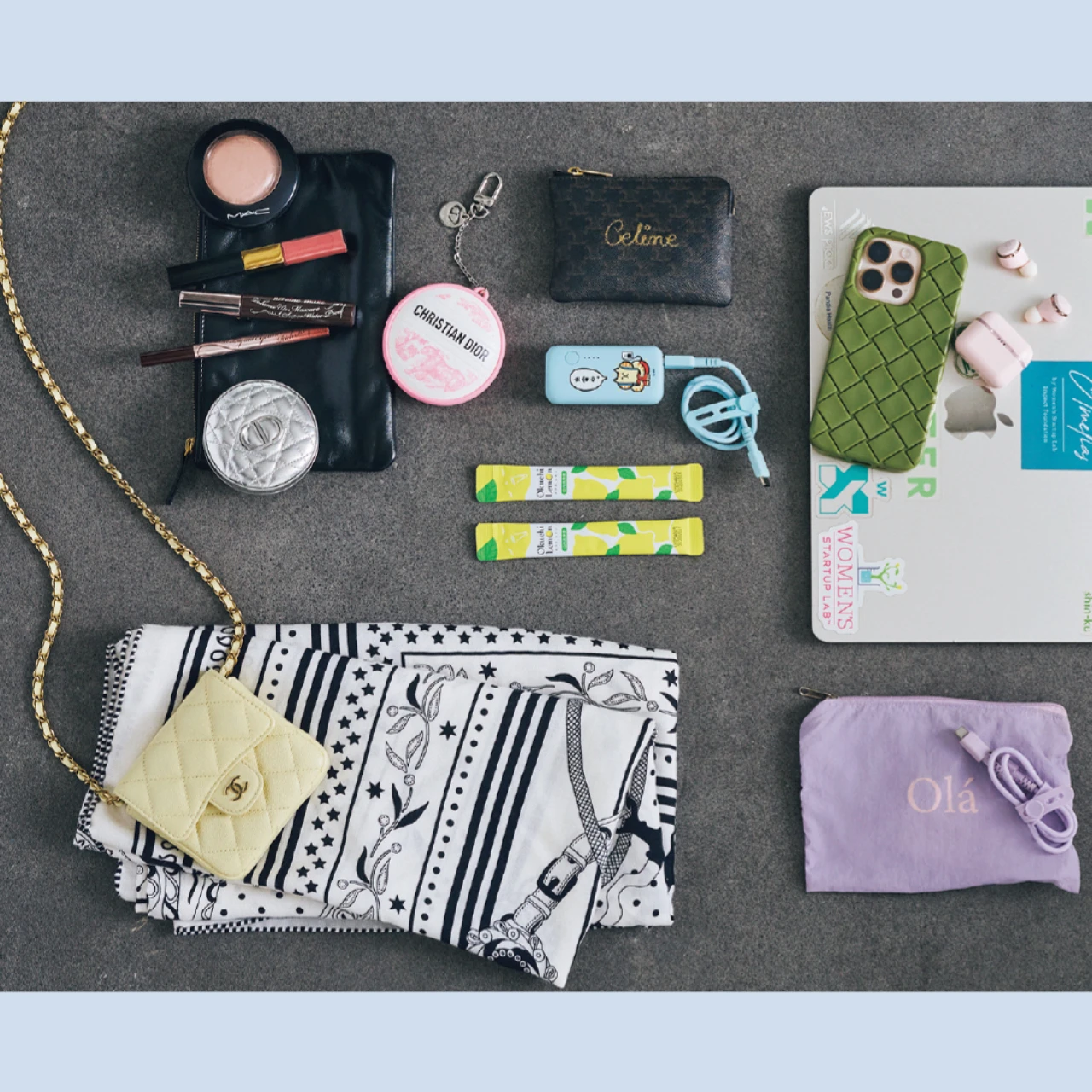 【起業家 成井五久実さんのバッグの中身】登壇シーンや交流の場で好印象をつくる必需品を揃えて!