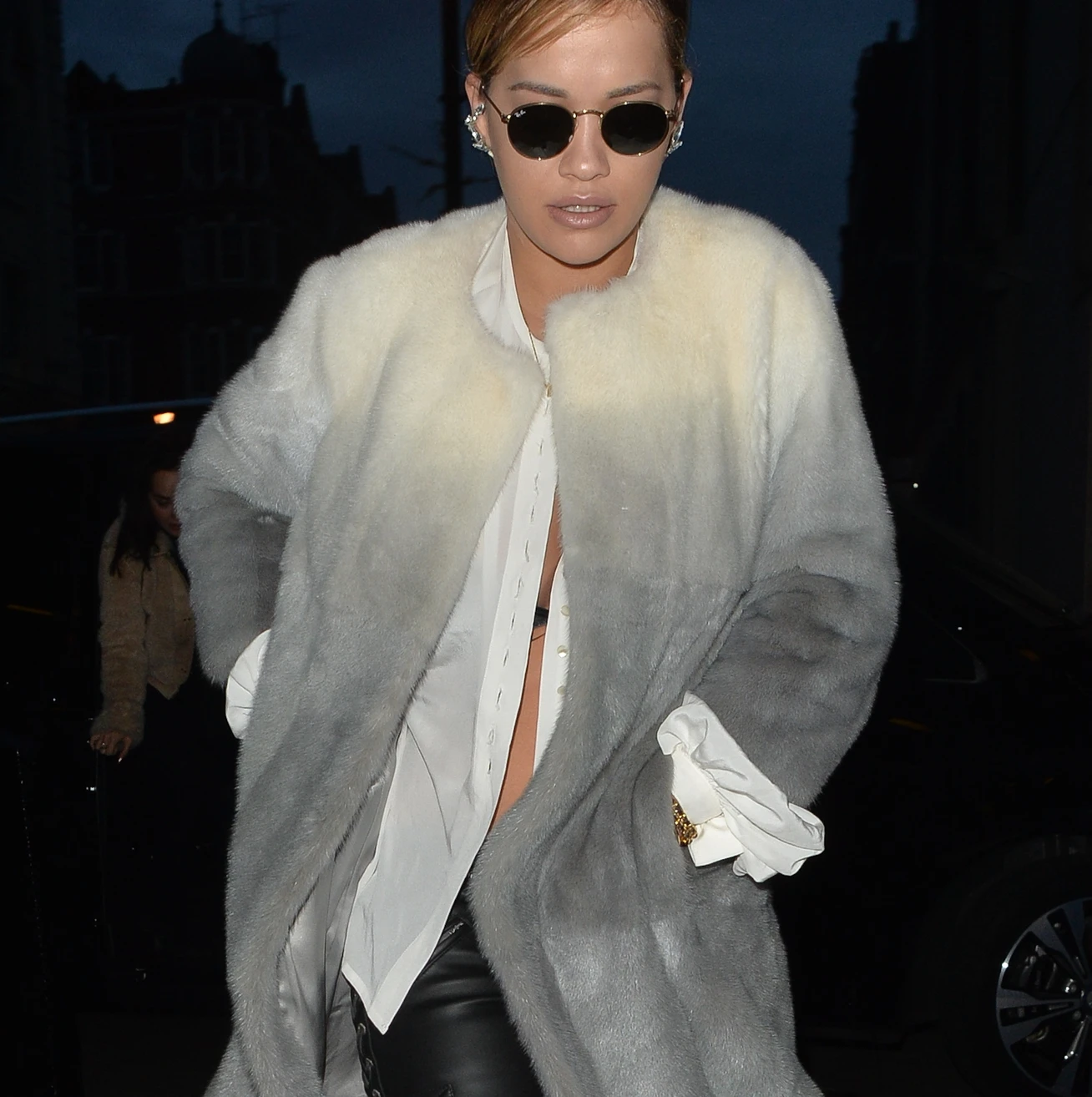 個性派アイテムをコーデに溶けこませるならリタがお手本【日めくりセレブ】