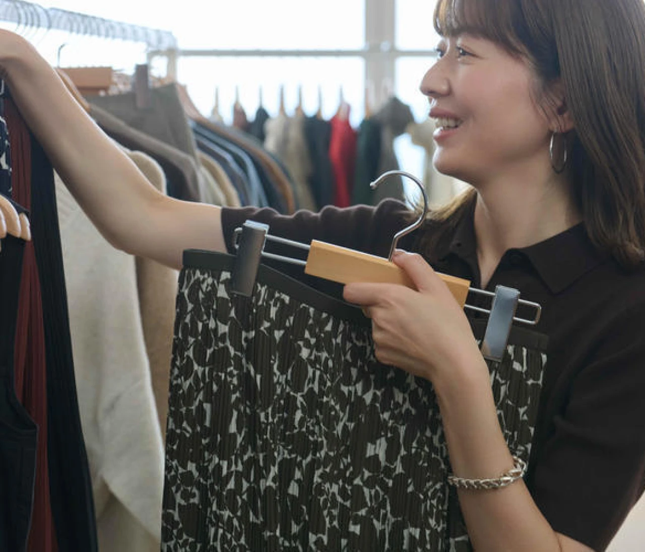 【ユニクロ秋新作】いつものTシャツコーデがあか抜ける！　3990円「秋色新作スカート」＜ユニクロの達人、エディター伊藤真知さんが選ぶ「秋のイチ推し」#１＞