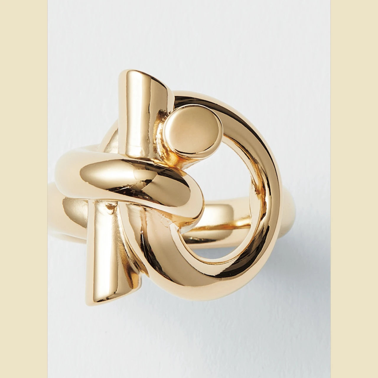 【フェラガモ】コーデの洗練度がアップするリング【予算10万円以下のトキメキ小物】