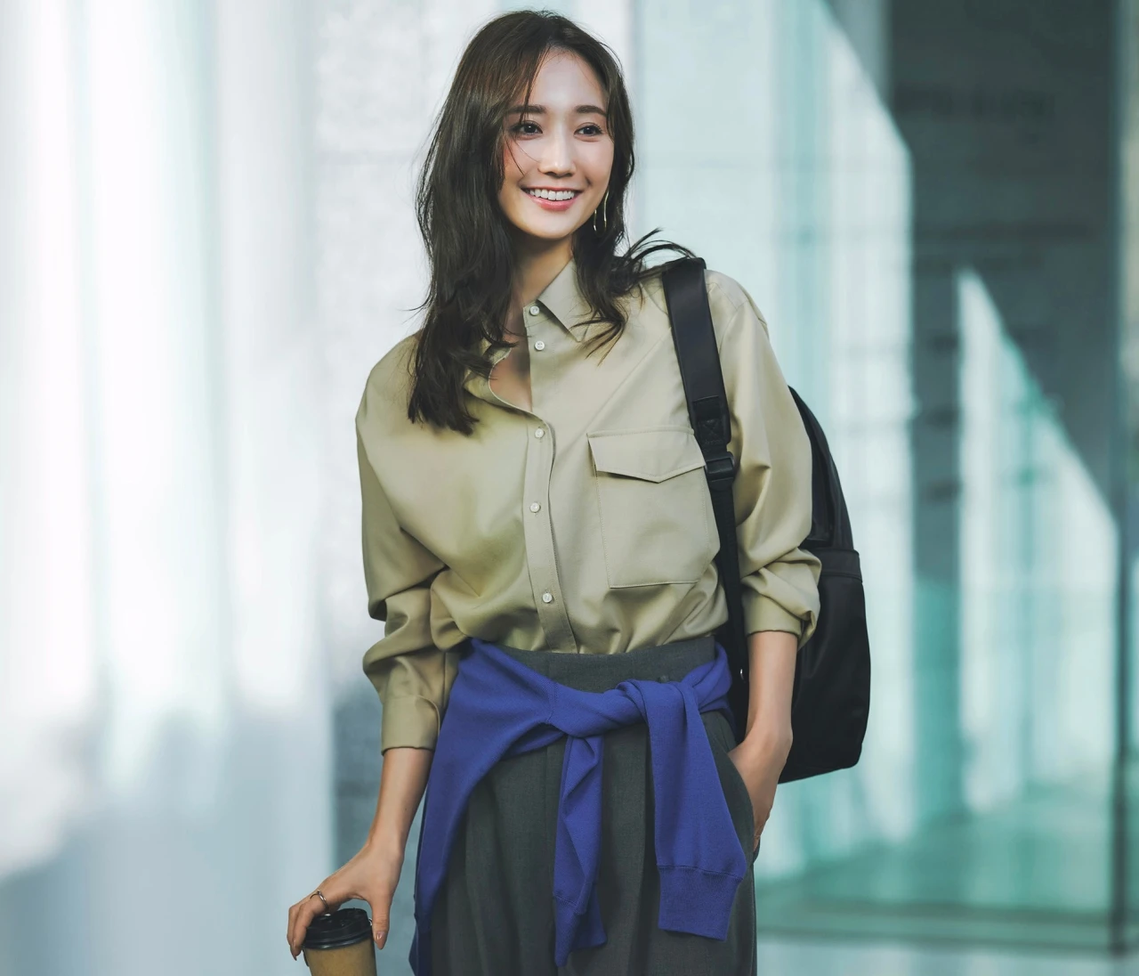 【シャツコーデ】シックなベージュがオフィスでの好印象を約束【BAILA今日のコーデ】