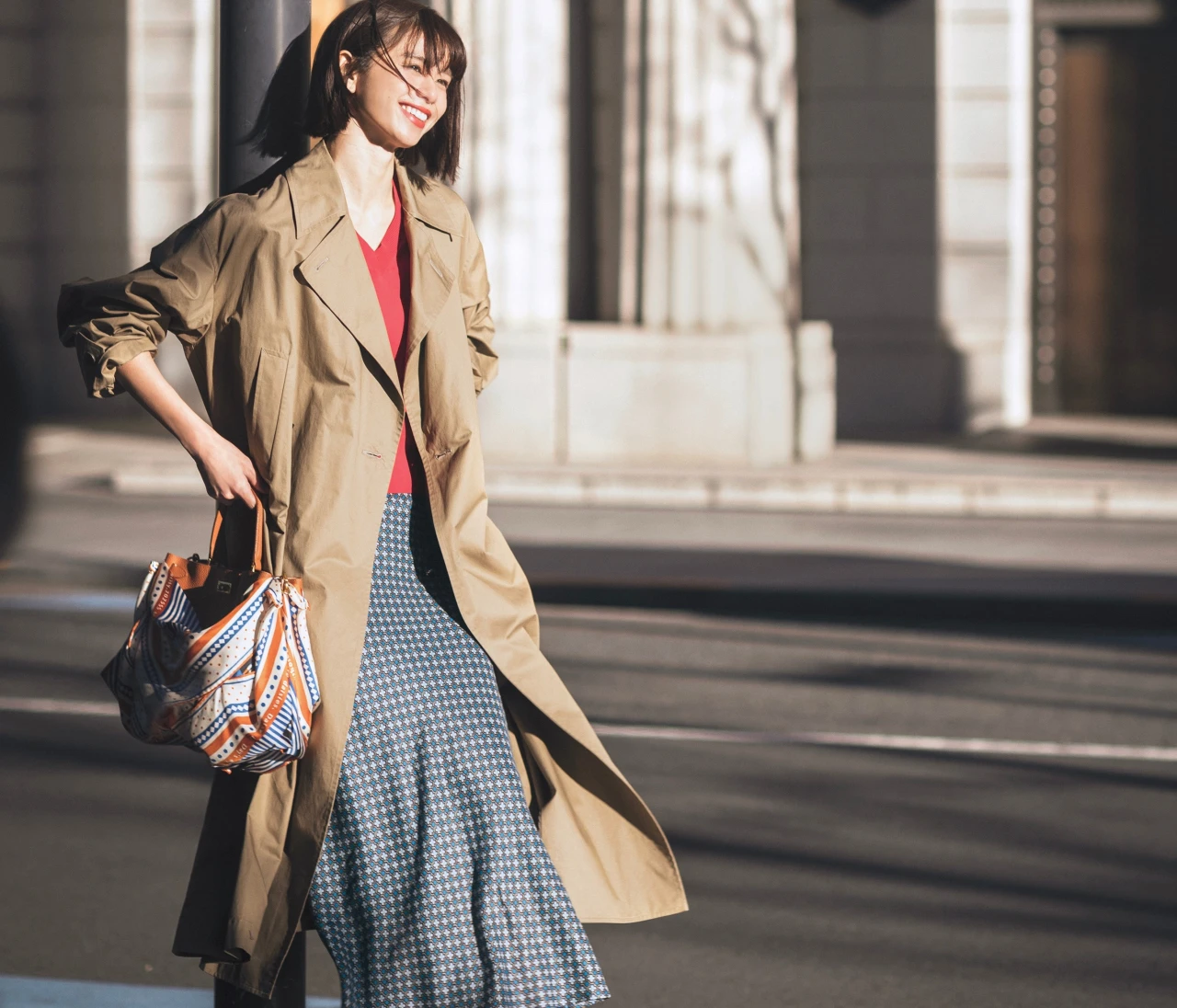【憧れパンプスコーデ】つややかな赤パンプスで春の着こなしに自信【BAILA今日のコーデ】