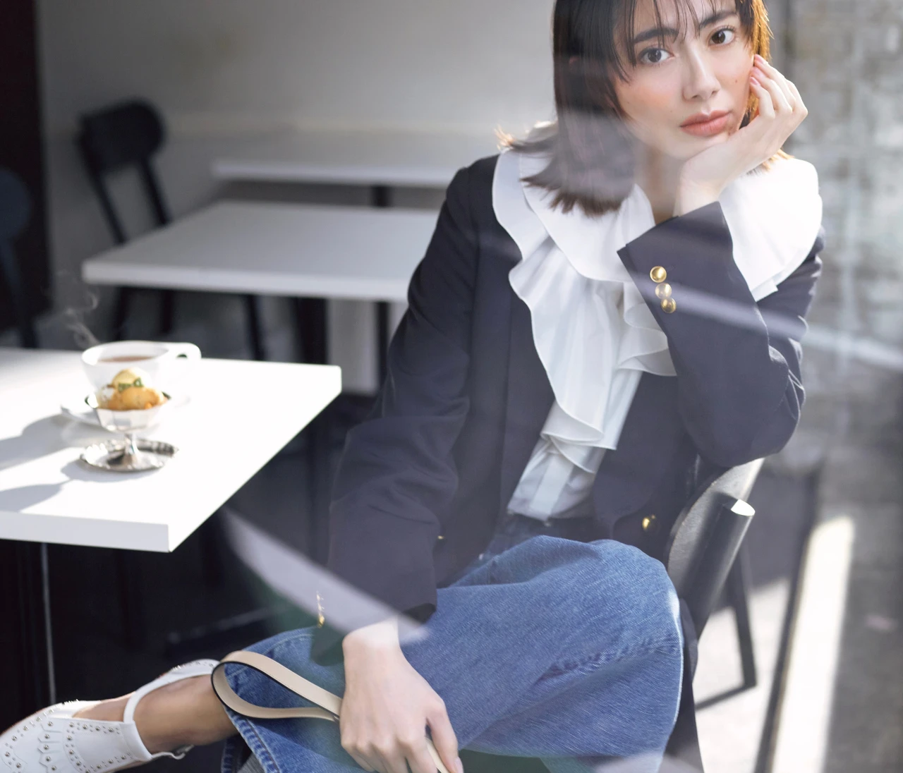 【白ブラウスコーデ】紺ブレを盛り上げる新定番。大胆なフリル襟で大人の可愛げを【BAILA今日のコーデ】