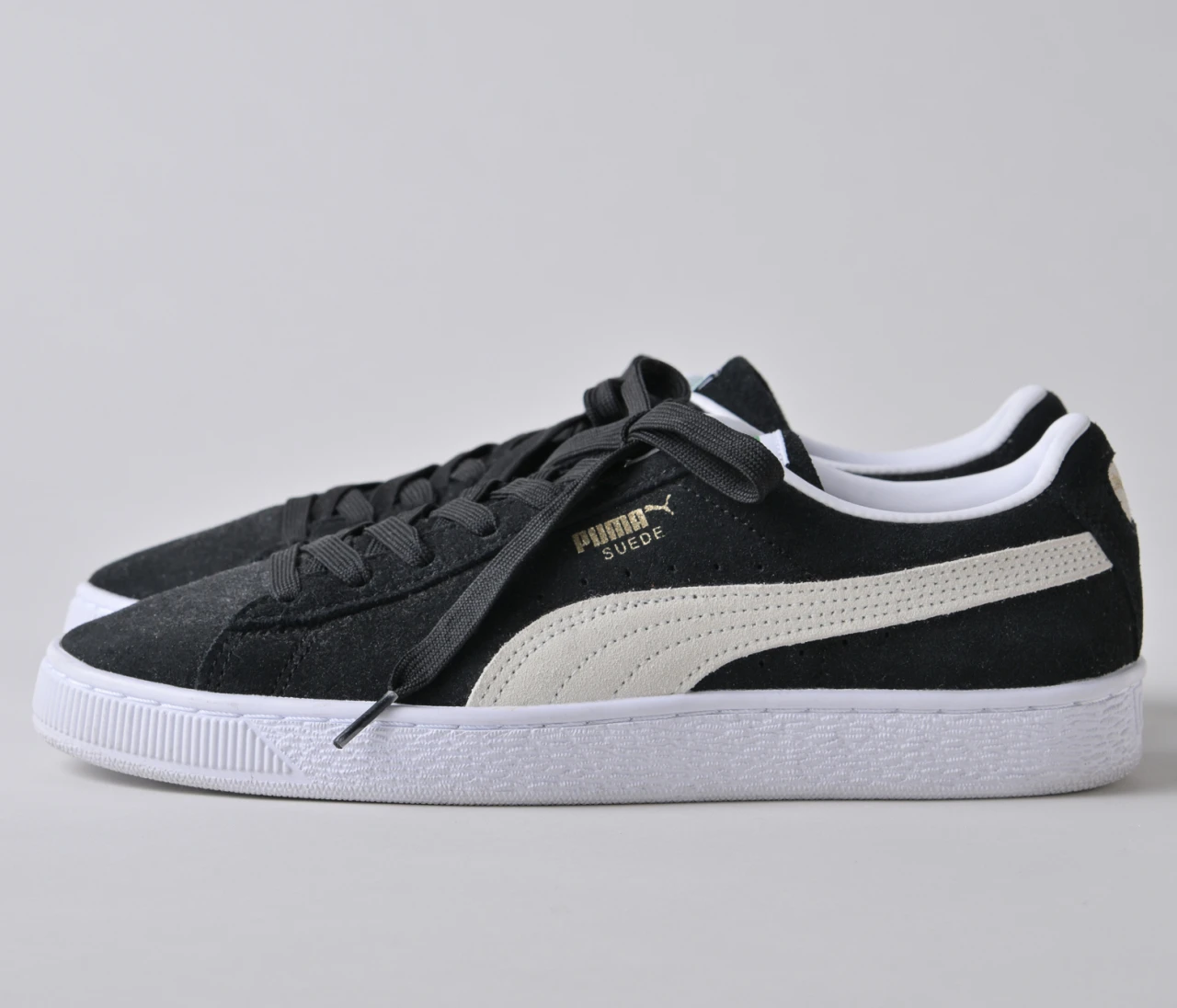 品よく履ける「PUMA（プーマ）」のスウェードスニーカー【きれいめ服に似合う黒スニーカー】