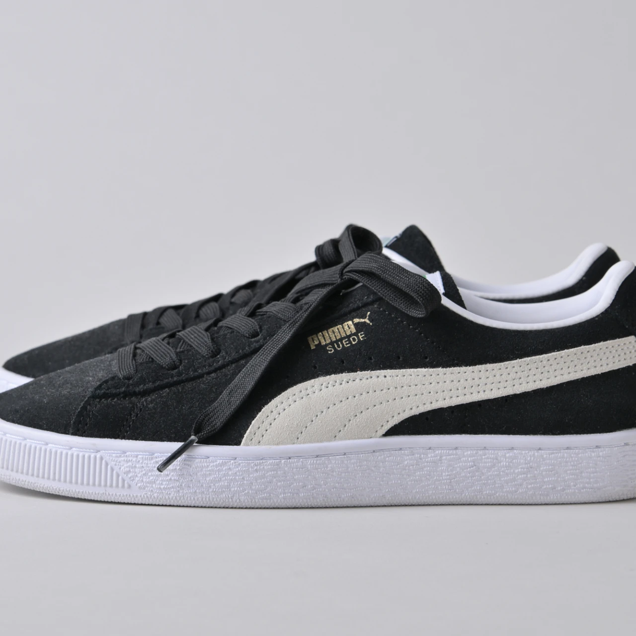 品よく履ける「PUMA（プーマ）」のスウェードスニーカー【きれいめ服に似合う黒スニーカー】