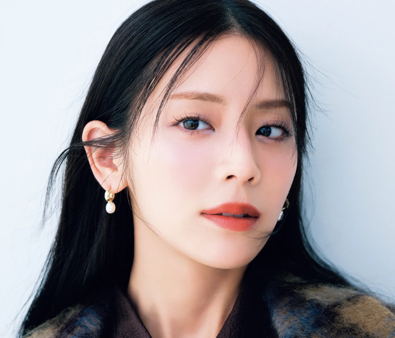 赤リップでも職場で浮かない！ 華やかカラーを平日仕様にするなら「透け質感」がカギ