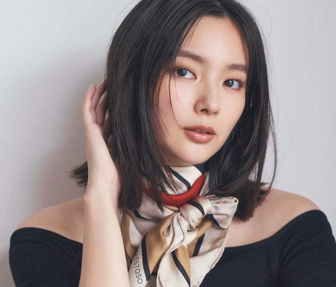 予想最高気温28℃／三角リボン巻きしたスカーフで品のよさと華やぎを両立【BAILA今日のコーデ】