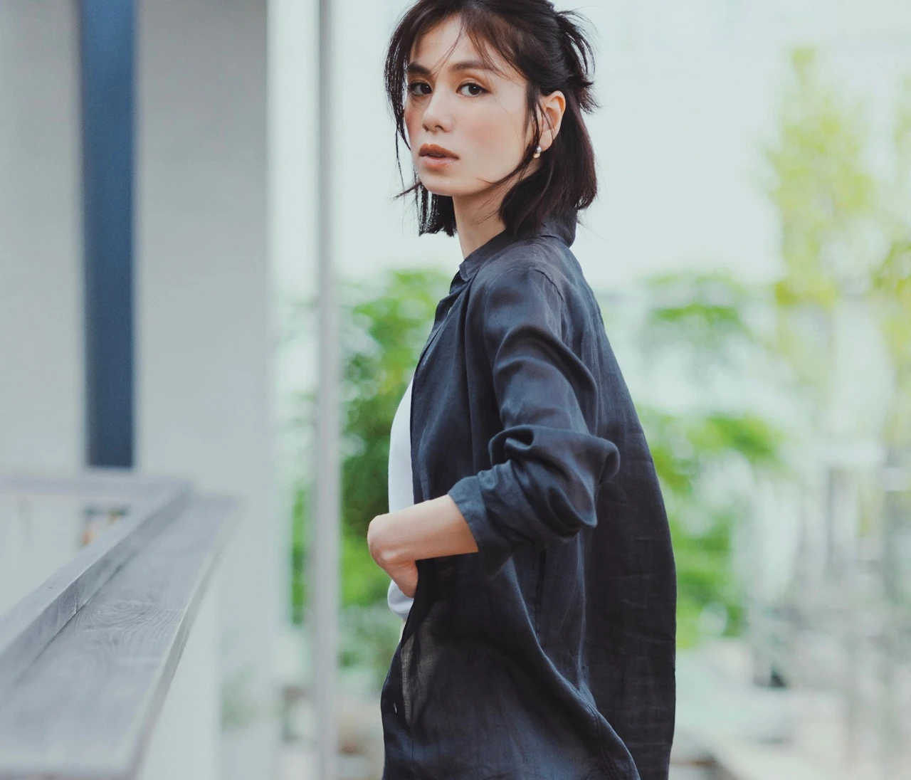 予想最高気温32℃/シアーシャツをふわりとまとい秋のムードに【BAILA今日のコーデ】