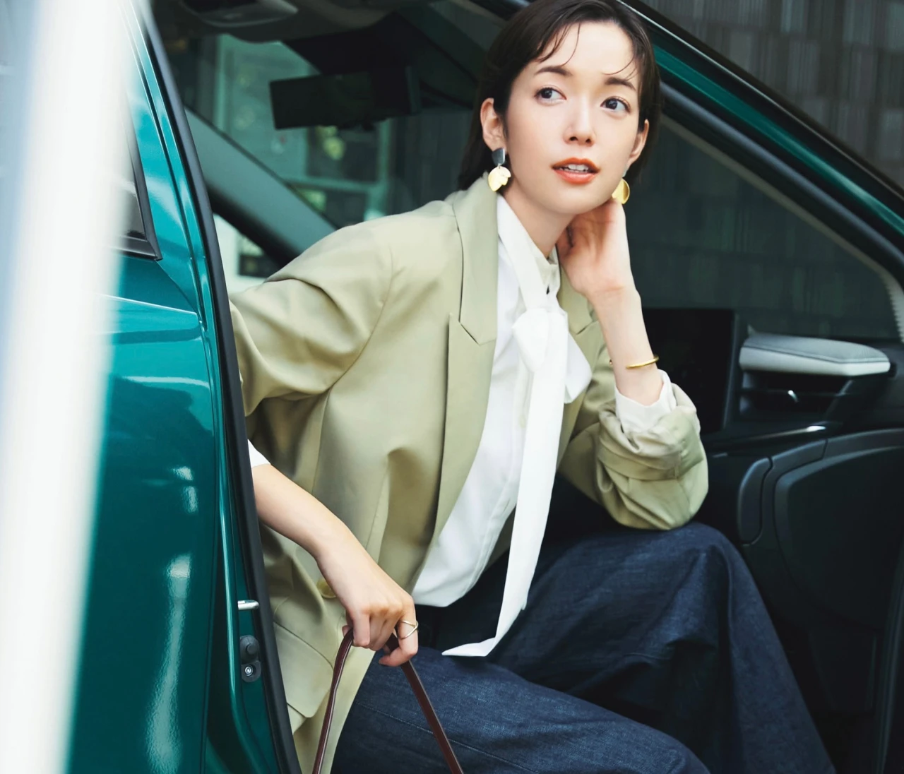 予想最高気温32℃／きれいめインディゴデニムならオンオフに活躍【BAILA今日のコーデ】