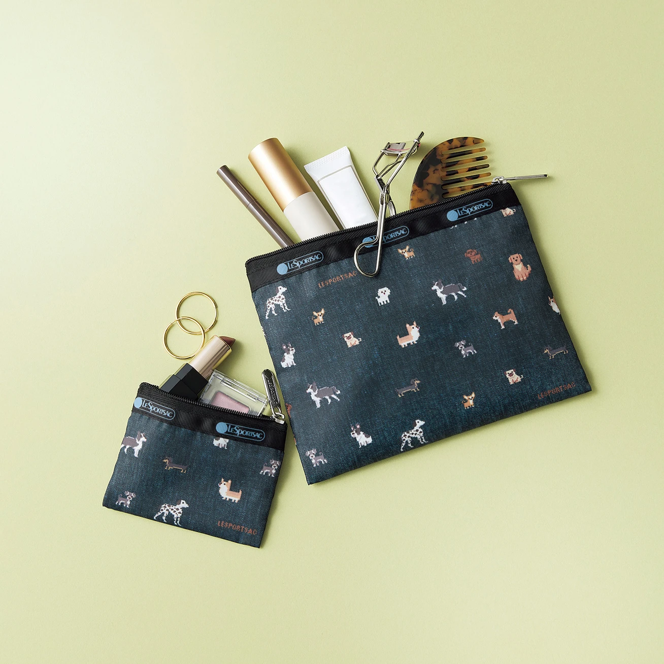 スティックコスメやコームなどがすっぽり入る朝の身支度コスメ、リッ プなどを入れた付録ポーチ