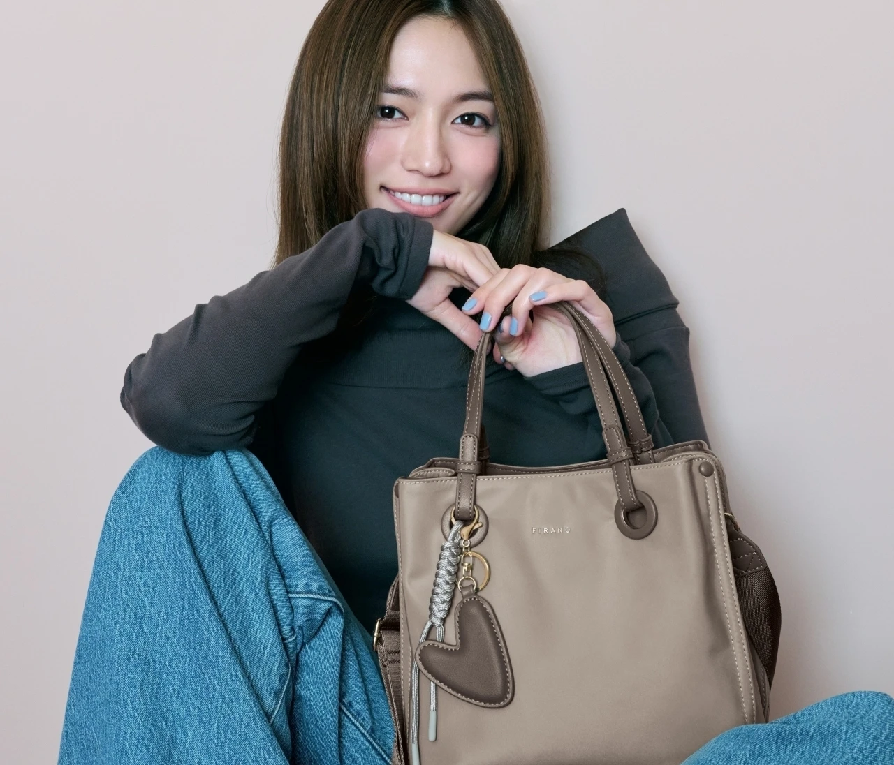 荷物が多い日も身軽でいたい日も！  川口春奈 meets 私たちの毎日にちょうどいい『フィラノ』のitバッグ