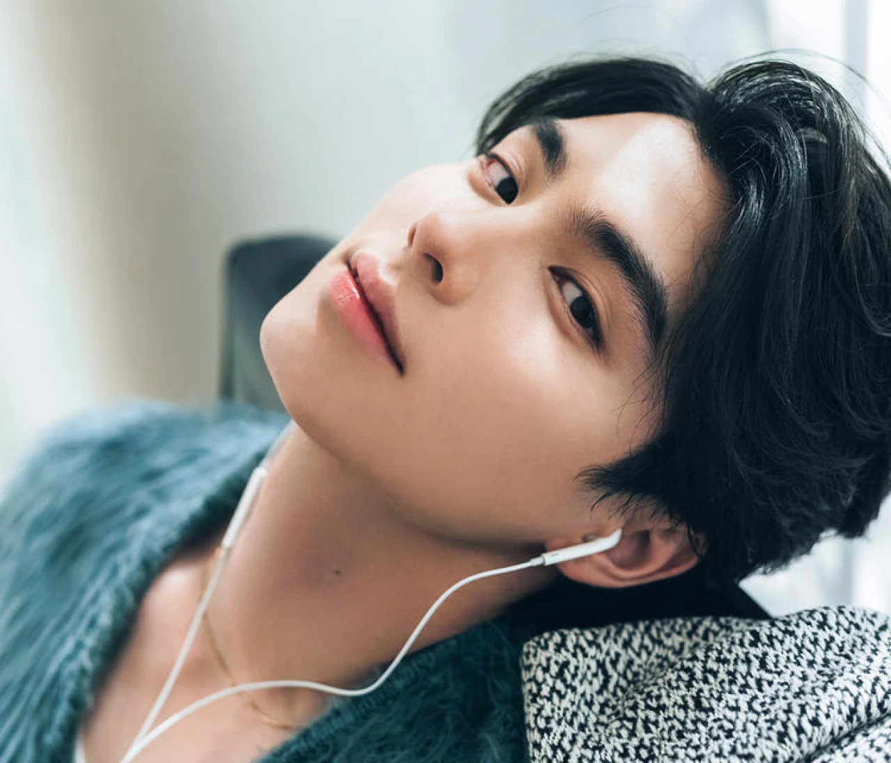 本田響矢と「冬のおうち時間」。たっぷり写真とQ&Aで注目度No.1俳優の素顔に迫る